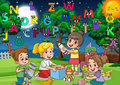 Geschenke ABC Poster Digital für Kinder, fröhliche Kinder spielen mit Buchstaben und Spielzeug im Freien.
