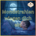 Wiegenlied-Mondstrahlen wiegen dich - ein schlafendes Kind unter dem Mondlicht mit beruhigenden Melodien.